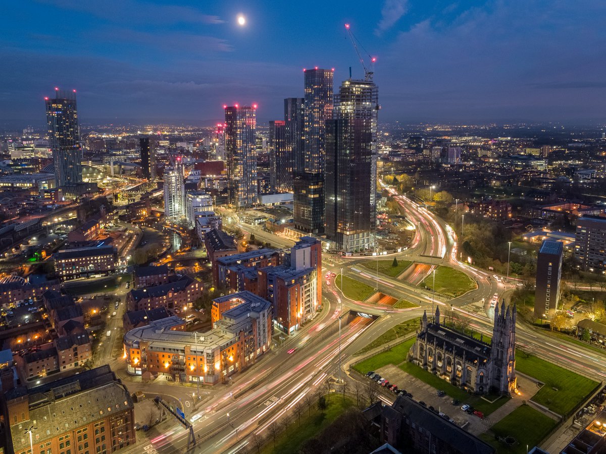 Renaker_'s tweet photo. An impressive night-time sight of our developments; Deansgate Square, Crown Street and The Blade. All of which form part of the new residential district we are creating located at the southern end of Deansgate, Manchester with Castlefield close by.
#manchester #manchesterproperty https://t.co/Ccx6RWKK72