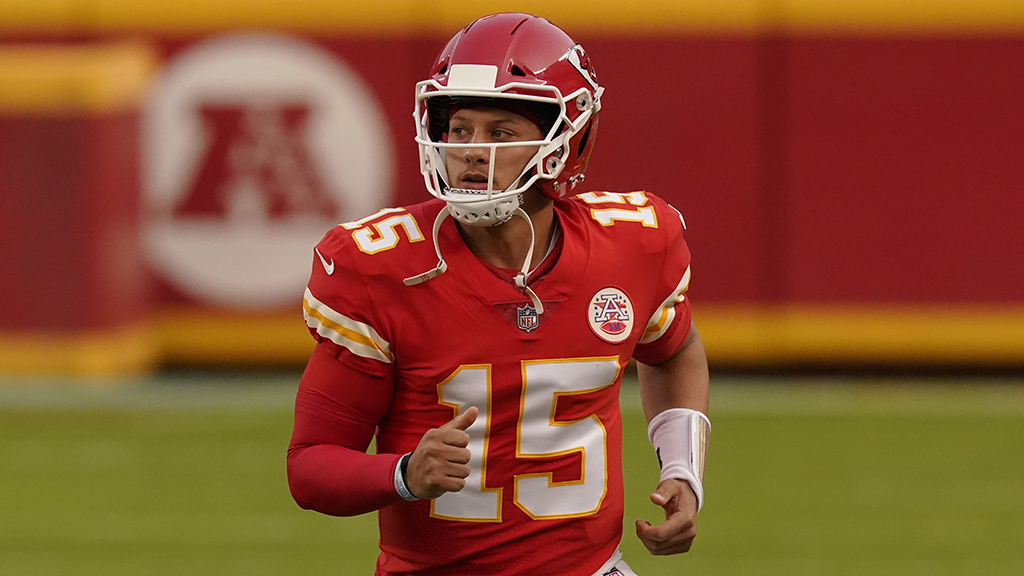 AroundTheNFL's tweet photo. Patrick Mahomes will have very light practice Wednesday while still in protocol (per @RapSheet)

https://t.co/hnfzqi4gej https://t.co/dpmtq3psJw