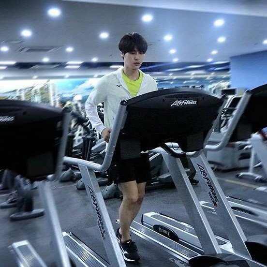 SOLE__1223's tweet photo. 이 새벽에 오빠 운동하는 모습에 끼여 죽고 싶다 정말 .. ᙏ̤̥ᙏ̤̥ https://t.co/sqEsweoiPs
