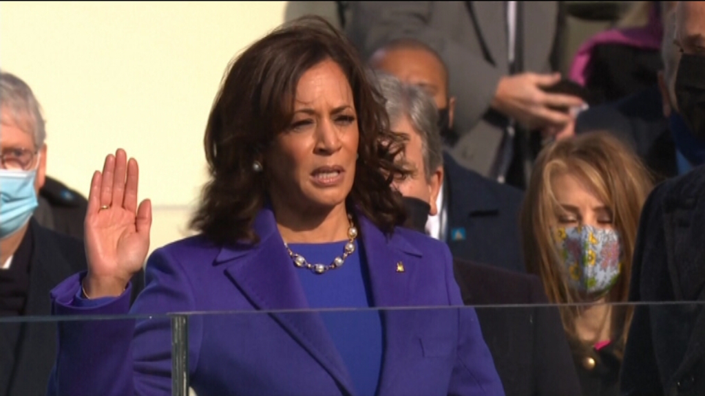 3CatInfo's tweet photo. 🔴 Kamala Harris ha jurat el càrrec de vicepresidenta dels Estats Units. És la primera dona, afroamericana i d’origen asiàtic que arriba a aquest càrrec  https://t.co/Sj0wrKReOr https://t.co/UydKsLCCLf