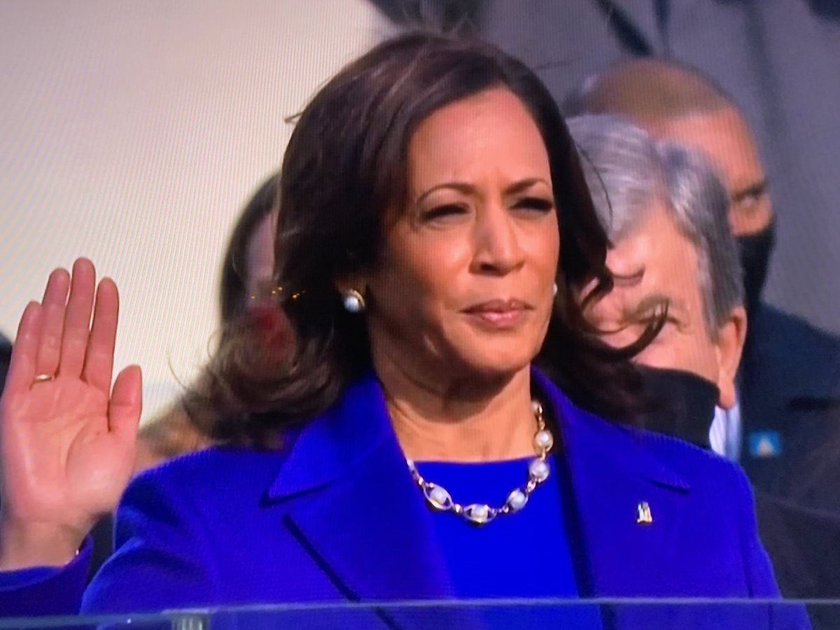 VFijn's tweet photo. Jeetje is het normaal dat je als Nederlander geëmotioneerd raakt van het feit dat #BidenHarris vandaag beëdigd worden? #Inauguration2021 https://t.co/AQxOEg6uhQ