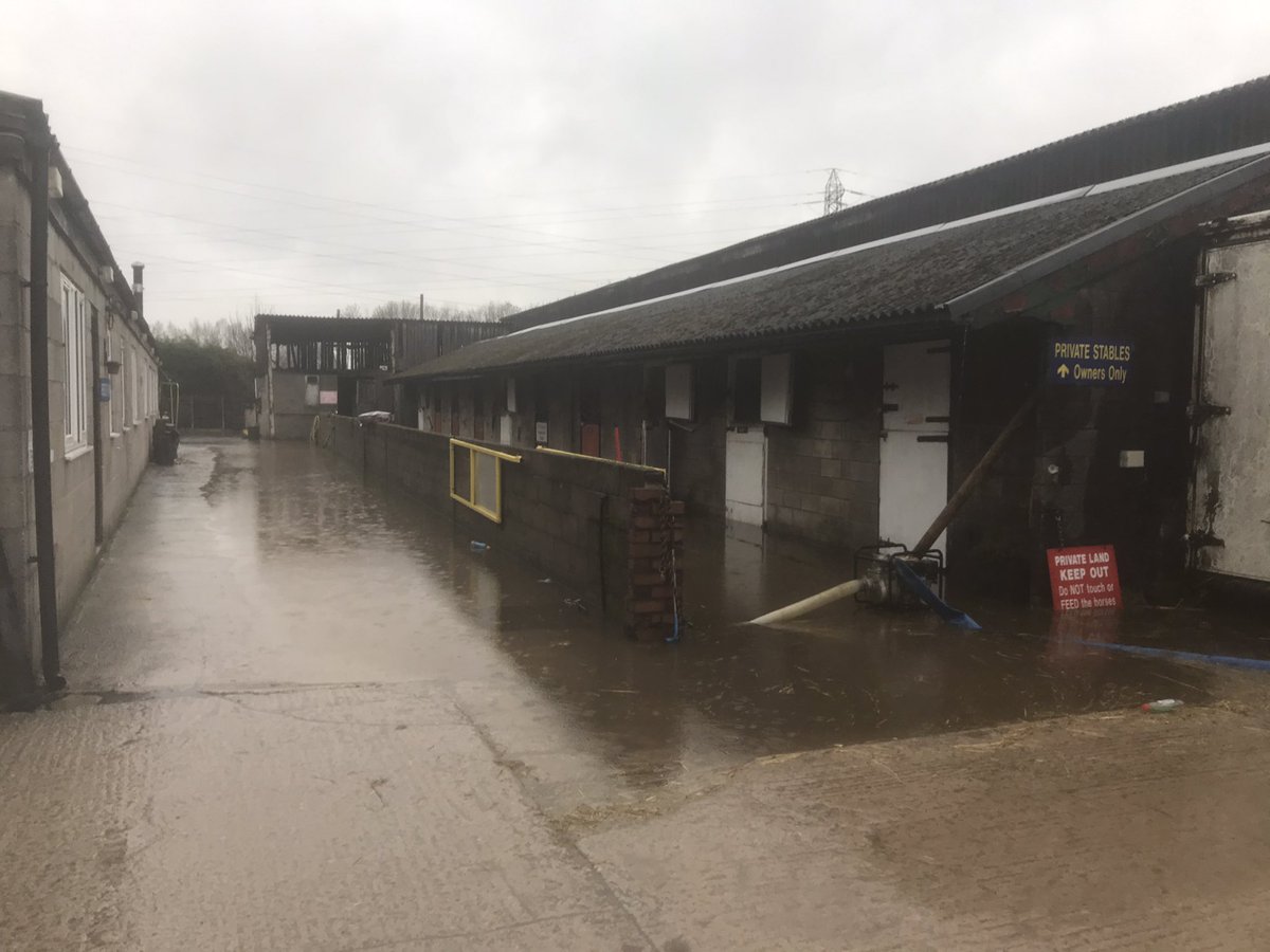 JSEquestrian's tweet photo. Just when we thought it couldnt get any worse, we really need your help now. The horses are safe &amp; well. Please stay safe everyone, we have evacuated one half of the yard- never before done in over 20years,

https://t.co/c4cqO1naPa https://t.co/vZSfAJIqZR