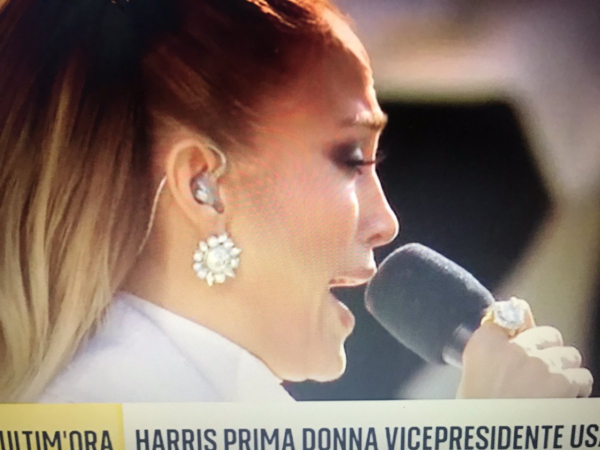 mariagiorgiavit's tweet photo. .@JLo altri brividoni! 

#JenniferLopez #BidenHarrisInauguration #Innaugurationday https://t.co/DtBA92kX2w