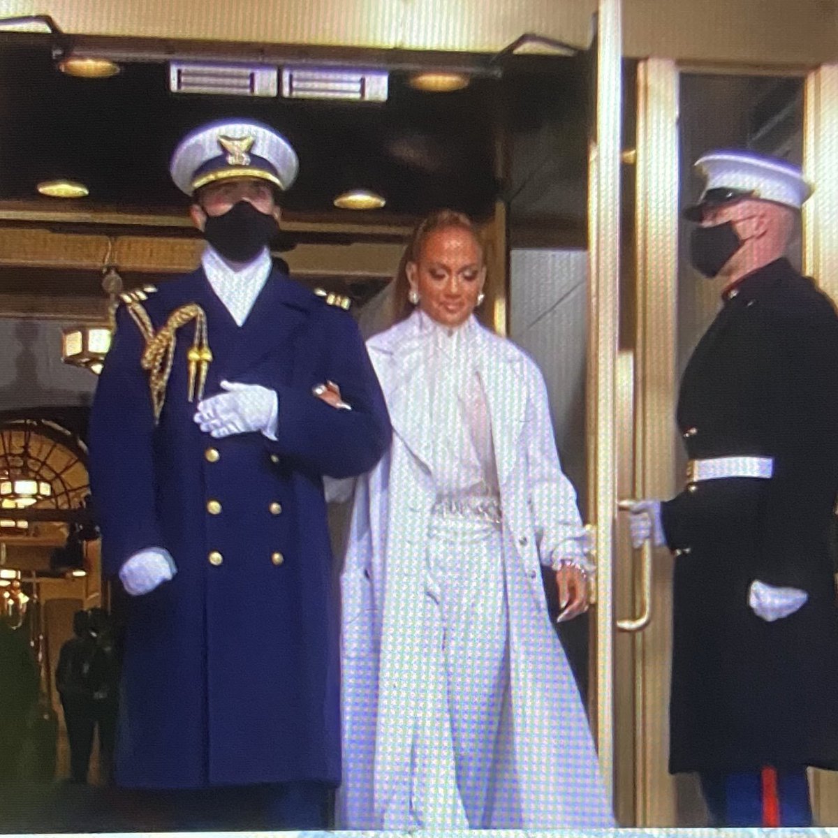 LaticiaD's tweet photo. #Babeeeeeeee! #JLo is KILLIN-EM' #DangGina! (and she sounds great too)
#InaugurationDay https://t.co/r5uvI6m5Wc