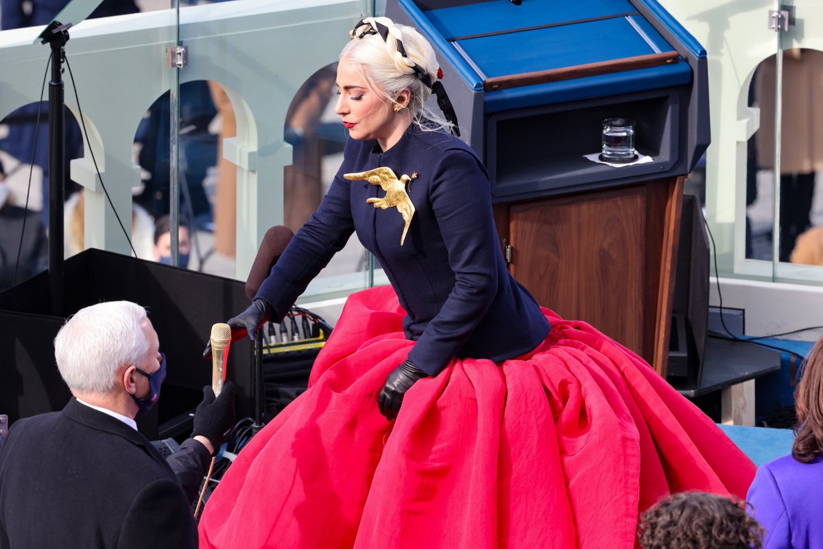 Lady Gaga cantó el himno nacional de Estados Unidos en la ceremonia de cambio de mando de #JoeBiden como nuevo Presidente de ese país.
Lea más: trib.al/IVtw5kN
Fotos: AFP