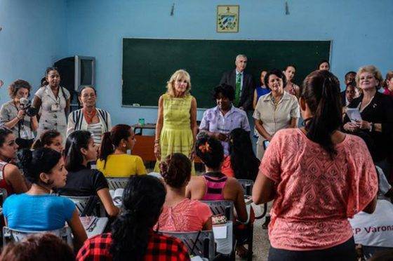 univrsdadvarona's tweet photo. La maestra, y ahora Primera Dama de EE.UU, Jill Biden, visitó la Universidad de Ciencias Pedagógicas Varona el 7 de octubre de 2016. En esa ocasión resaltó que como maestra le otorga particular importancia a conocer y compartir experiencias con otros colegas de profesión. https://t.co/JiUa7VJ9eU