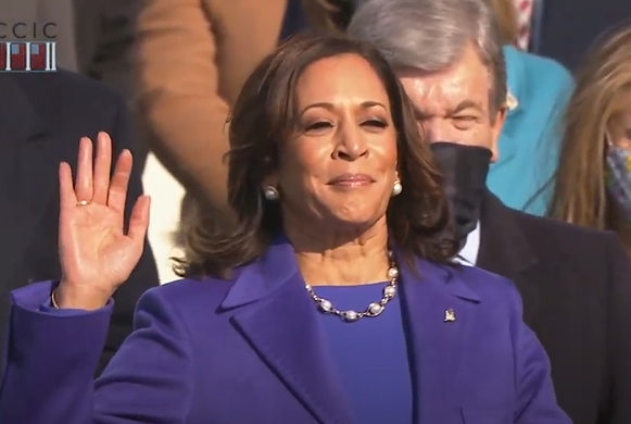 JacksonMonterey's tweet photo. Kamala Harris is sworn in as VP... 

COOL IS BACK in the Executive Branch.

#KamalaHarrisMakingHistory #KamalaHarris #JoeBidenInauguration #TrumpsLastDay #DumpTrumpDay #BidenHarrisInauguration #KamalaHarrisDay #KamalaHarrisVP #Biden #Kamala https://t.co/EAwaJIJs00