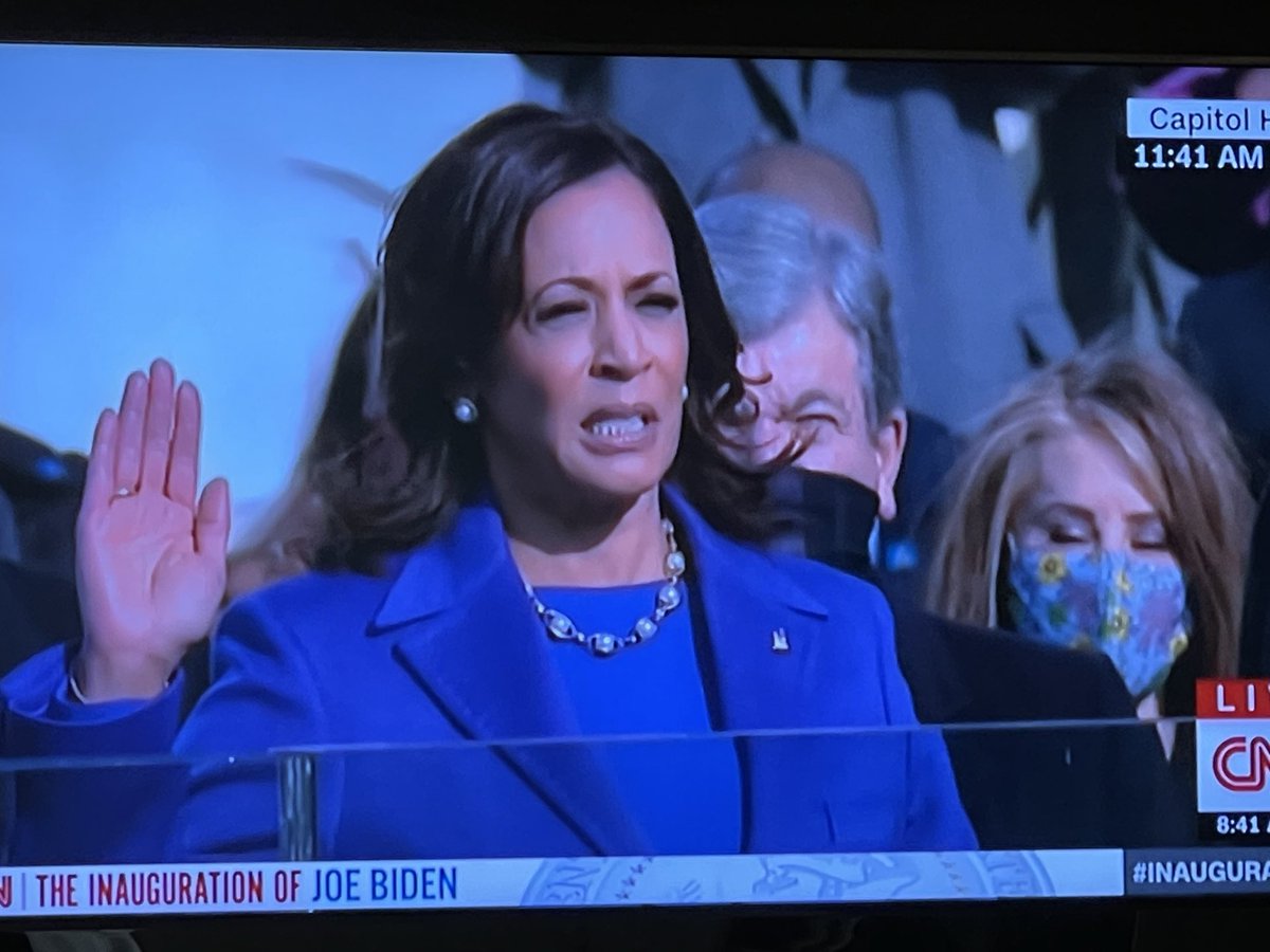 _VanessaFrazier's tweet photo. Watching proudly with my daughter. Let’s teach our girls that they can aspire to any office no matter how high. #beallyoucanbe #womeninleadership #womenempowerment #breakthatglassceiling @KamalaHarris https://t.co/eWpEcpuJWL