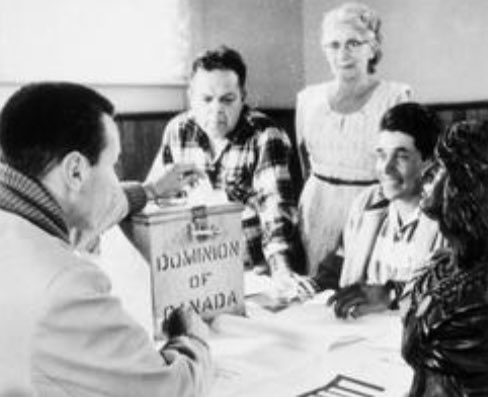 EmmaRos91355464's tweet photo. En 1960, les Canadiens autochtones ont obtenu le droit de vote au Canada. La Loi électorale du Canada a donné le droit de vote aux élections fédérales aux Premières Nations sans perdre leur statut d'Indien.
#PAVÉhistoire https://t.co/M9gZDPaZ8x