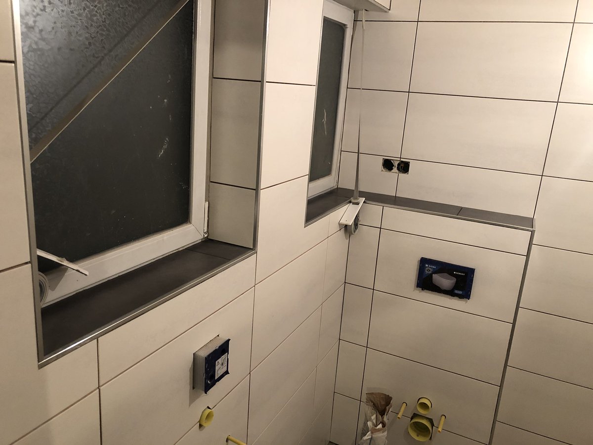 Yurimalwieder's tweet photo. Wandfliesen im Bad sind fertig... Es sieht sooo genial aus! Ich freue mich sehr auf den Boden und die Fugen!!
Zudem hab ich den ersten Raum gewischt und 14 Kartons meines Zeugs hochgetragen. Ich. bin. so. am. ENDE!!! https://t.co/OWRFS8o1FP