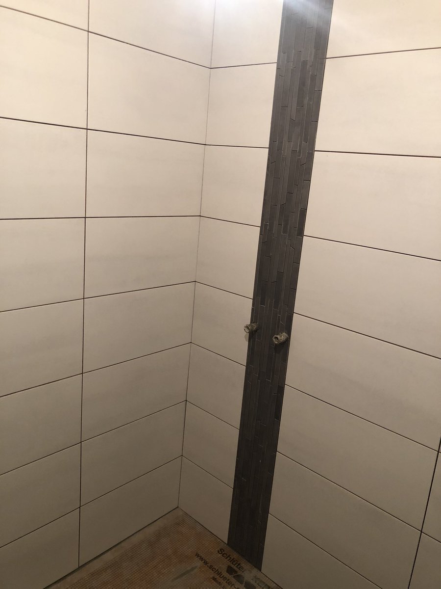 Yurimalwieder's tweet photo. Wandfliesen im Bad sind fertig... Es sieht sooo genial aus! Ich freue mich sehr auf den Boden und die Fugen!!
Zudem hab ich den ersten Raum gewischt und 14 Kartons meines Zeugs hochgetragen. Ich. bin. so. am. ENDE!!! https://t.co/OWRFS8o1FP