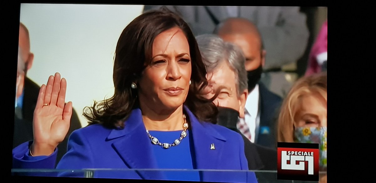 #InaugurationDay

#KamalaHarris prima donna a giurare. La si ama già #JoeBiden #WashingtonDC <a href="/KamalaHarris/">Kamala Harris</a>