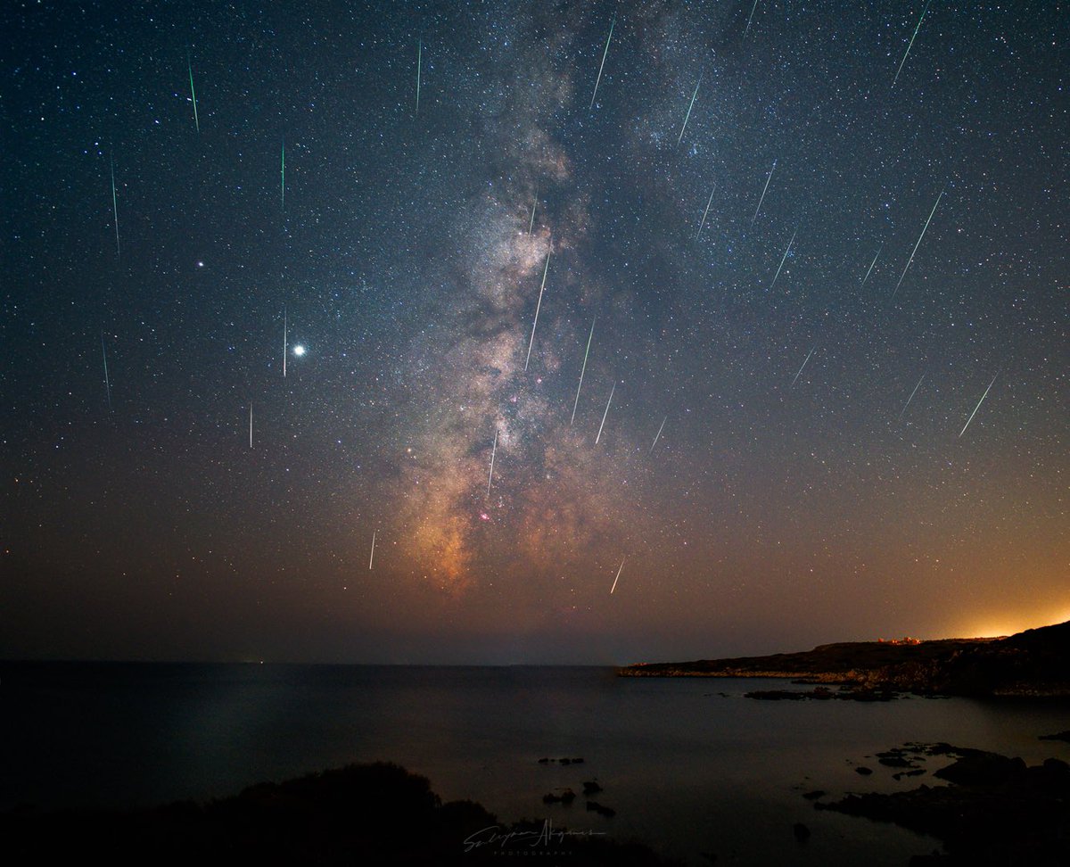 Perseid Meteor Yağmuru sırasında Bozcaada’nın karanlık kıyılarında fotoğrafladığım ardışık 300 kareye denk gelen meteorlar ve samanyolu galaksimiz