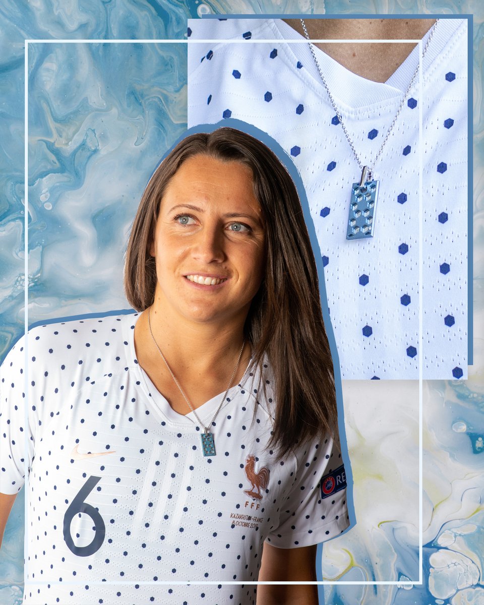 ✨Le collier MY KEE de <a href="/ClemaronMaeva/">Maéva.C!</a> est la pièce originelle de la collection.

Notre marraine a opté pour une plaque nid d’abeille bleue, sa couleur préférée, qui fait aussi écho au maillot de l’équipe de France et à son club Everton.

 👉mykee.team/maeva-clemaron/

#MYKEE 💎🗝