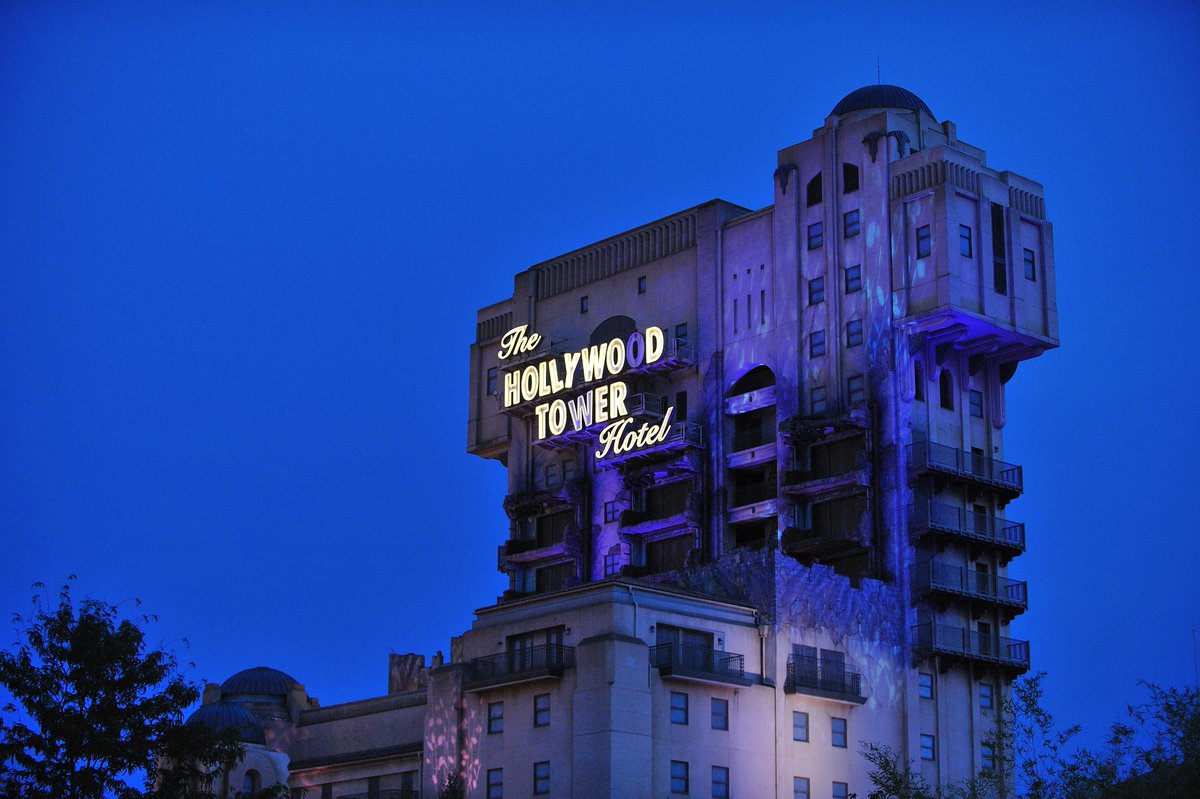 DisneylandParis's tweet photo. Le Hollywood Tower Hotel a l'air encore plus inquiétant de nuit... 🛎️ https://t.co/6H6UwuZnWh