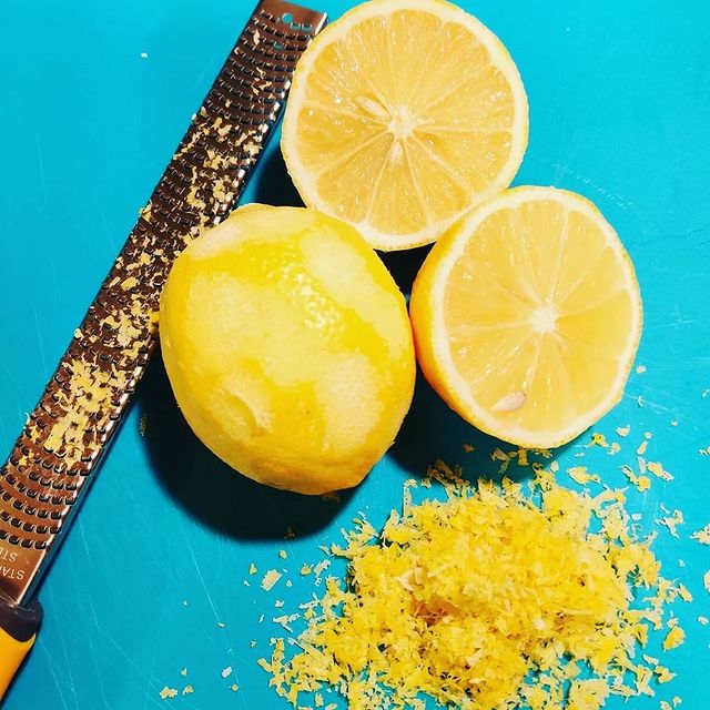 Cookiru3's tweet photo. ❗ Novedad en #cookiru ❗ La piel rallada de los cítricos 🍋 es muy apreciada para algun@s cociner@s, pues da un toque de sabor especial a tus platos. 😋
Encuéntralo en: https://t.co/7GUDmWLep5
#felizmiercoles #compraencasa #compradesdecasa #comidacasera #cuchillos https://t.co/lD4p2lBcw2
