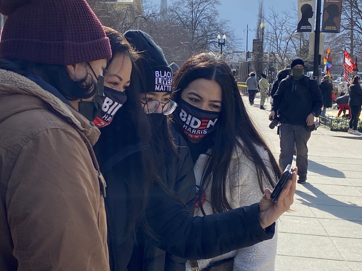Suivre la cérémonie autant que faire se peut...cette famille venue de Californie regarde Lady Gaga chanter l’hymne national. Plusieurs écoutent maintenant le discours de Joe Biden diffusé sur haut-parleurs. Black Lives Matter Plaza. #enreportage #BidenHarrisinauguration