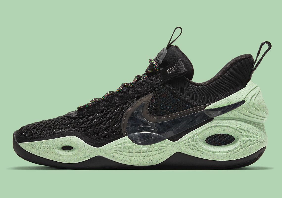 Sneaker News tweet media