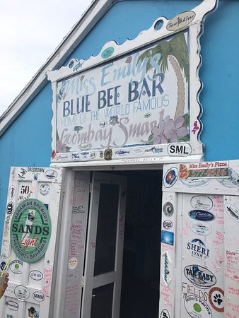 TeamBahaBar's tweet photo. **Goombay Smash**🍍🍹

A hidden gem in Bahamian mixology.

Created by Miss Emily in Turtle Cay, the Goombay Smash always steals the show.

151 Rum, Coconut rum and pineapple juice are 'smashed' together to make a deceptively strong and delicious drink.

#Bahamas🙂🇧🇸 https://t.co/futyJuhAlp