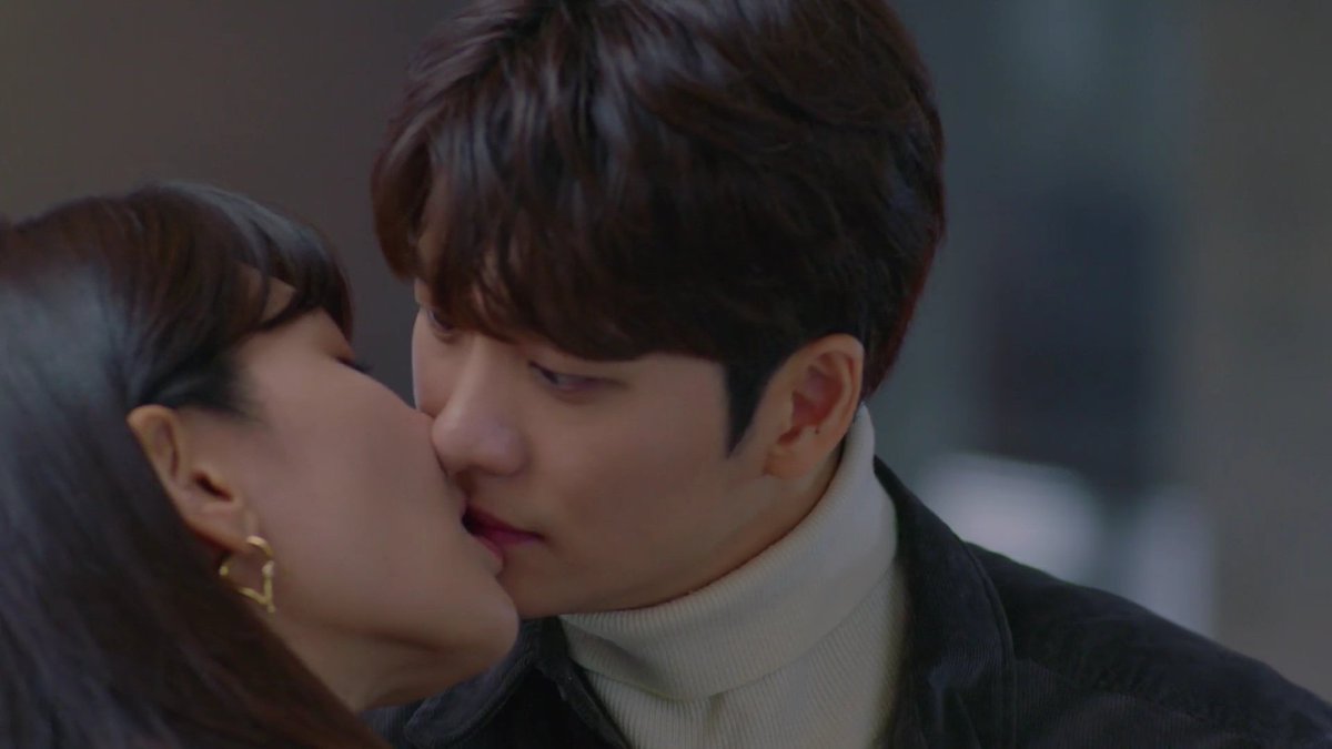 xxdains's tweet photo. this was unexpected btw.. the sexual tension between them ughh. danhwa is sailing?!!
#RunOn #RunOnEp11 https://t.co/H87h4wJ0ux