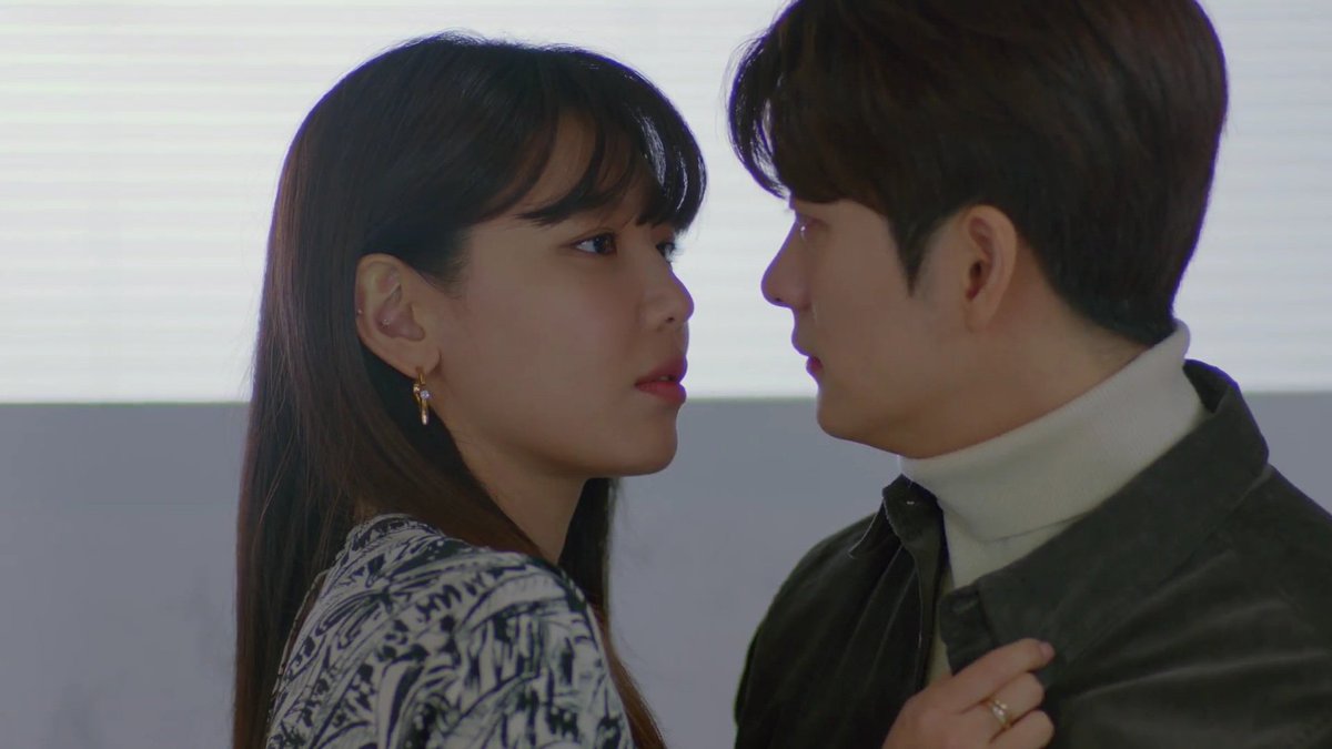 xxdains's tweet photo. this was unexpected btw.. the sexual tension between them ughh. danhwa is sailing?!!
#RunOn #RunOnEp11 https://t.co/H87h4wJ0ux
