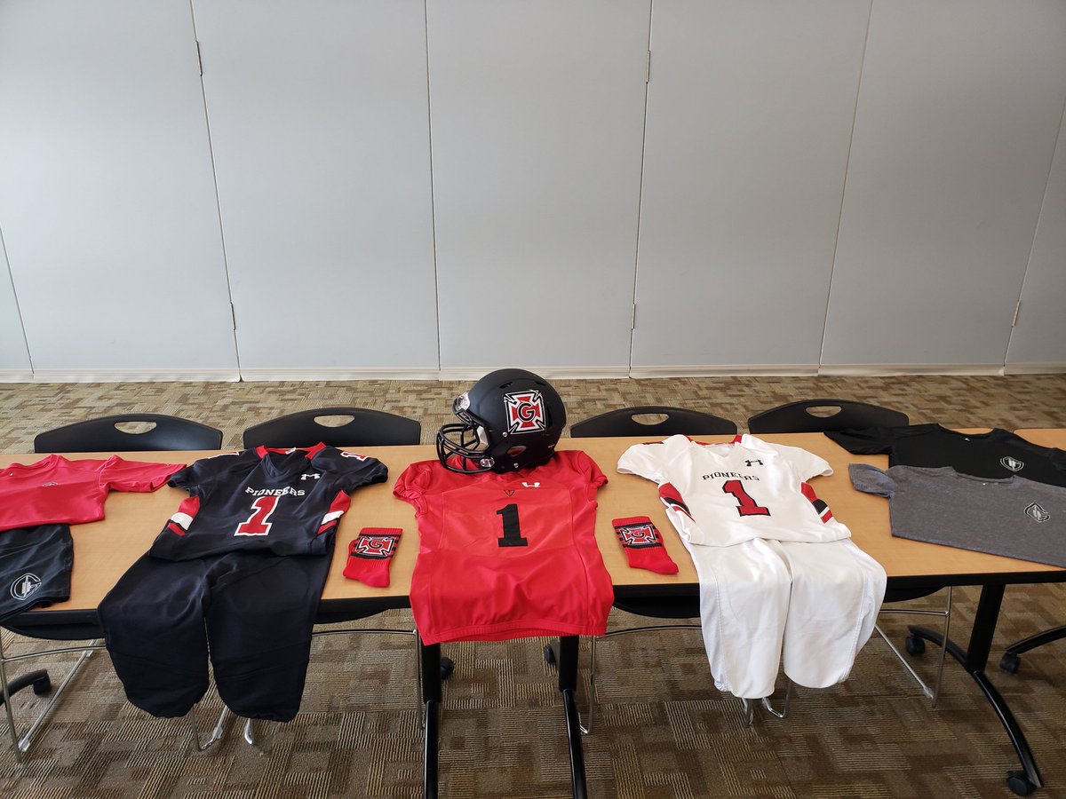 CaseyHuston2's tweet photo. Bailey had a great visit yesterday with @Grinnell_FB.  We appreciated the time with coaches, players and touring the campus. @CoachBlalock44 @JasonMart3960 @BaileyHuston1 @NHSRaidersFB @sarahuston20 https://t.co/Z2bvCyWCB8