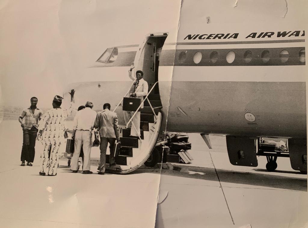 HOPE The photograph taken at Enugu Airport of Kanayo Ubesie departing Nigeria for the USA represented HOPE. It was taken by Rufus Anyaegbudike, “Searchmore”, a veteran Photojournalist now of blessed memories. The story is so deep ,I will try...A Thread !