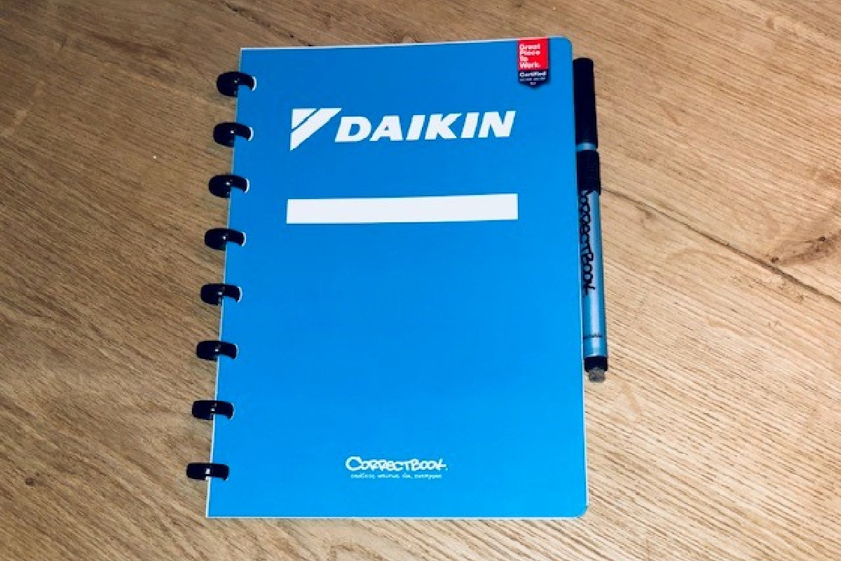 DaikinNL's tweet photo. DaikinNL heeft haar medewerkers vandaag verrast met een @Correctbookย . Per aangekocht Correctbook wordt 1 kind in Afrika 3 mnd lang voorzien van ditzelfde schrijfmateriaal. Samen schrijven voor een mooie toekomst; daar dragen wij graag aan bij!
#correctbook #DaikinNL #duurzaam https://t.co/8jfs7jOGQ0