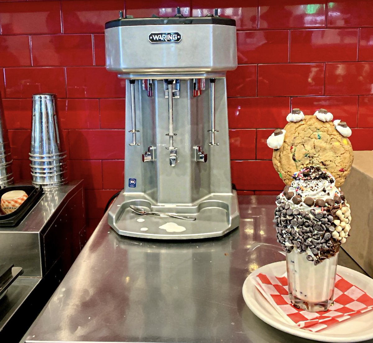ChraneFS's tweet photo. This milkshake is bringing everybody to the yard π€€ Grab this masterpiece at @MaxAndLouies in San Antonio and let us know how much you loved it! @waringcomm
#restaurants #whatareyouwaring #chranefs #milkshake #foodservice https://t.co/y5QyBmHbyd