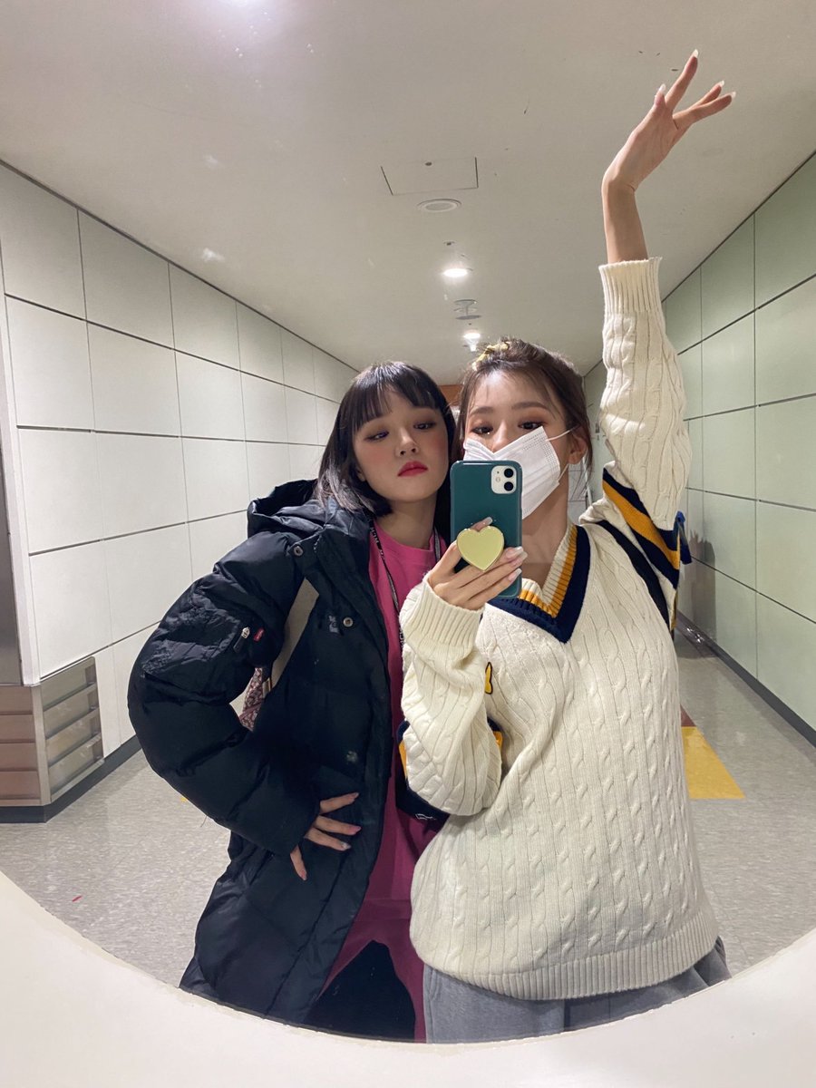 cmyyeon's tweet photo. ⠀⠀⠀⠀⠀⠀⠀⠀
#⃞라면 #미연 — the crocodile and giraffe combination again for today🐊🦒💕
⠀⠀⠀ https://t.co/iGcgcs8eRQ