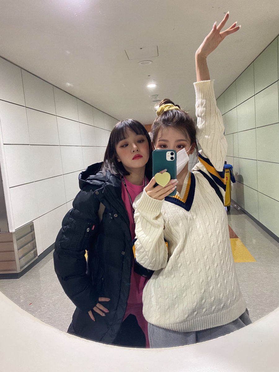 cmyyeon's tweet photo. ⠀⠀⠀⠀⠀⠀⠀⠀
#⃞라면 #미연 — the crocodile and giraffe combination again for today🐊🦒💕
⠀⠀⠀ https://t.co/iGcgcs8eRQ