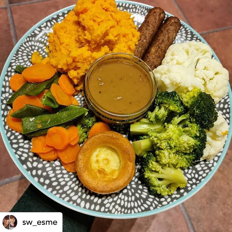 Originally posted by <a href="/sw_esme/">Esme Y David Sw</a> 🥕🥦Speedy Roast🥦🥕
-
🔹@mayflowertastesgood KFC style gravy (3.5)
🔹Sweet Potato Mash (F)
🔹Carrots (S)
🔹Green beans (S)
🔹Broccoli (S)
🔹Cauliflower (S)
🔹Yorkshire (2)
🔹@lindamccartneyfoods. Sausages (F)
-
A roast with a bit of a twist 🙌