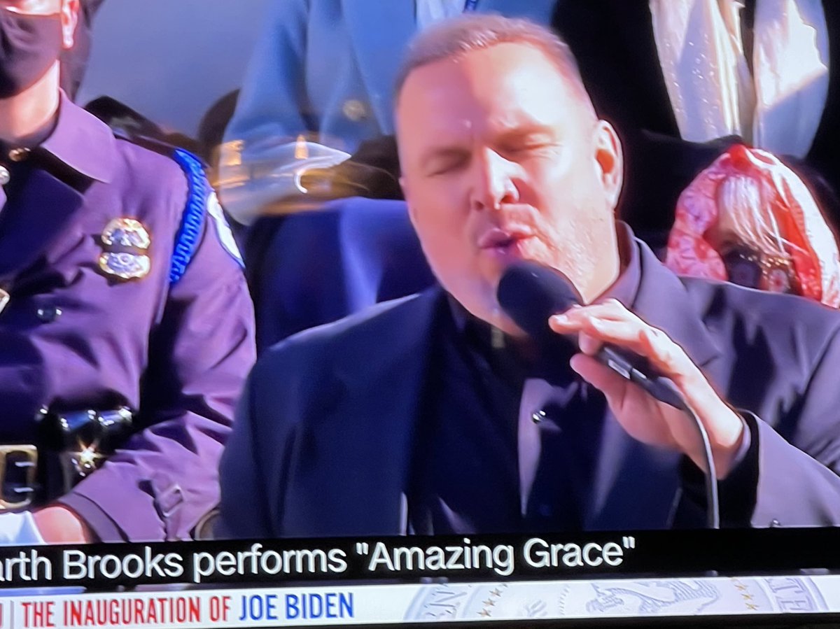 wkamaubell's tweet photo. Not gonna lie. Hatless Garth Brooks is freaking me out a bit. 👀 #InaugurationDay https://t.co/e5SjTaabVU