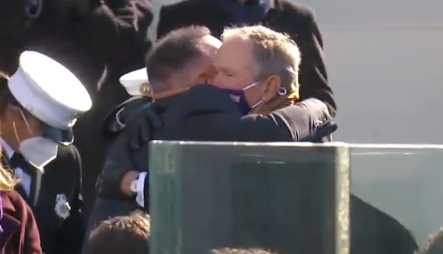 charliespiering's tweet photo. Garth Brooks runs over to George W. Bush and gives him a bear hug https://t.co/5u5t0Be8IE