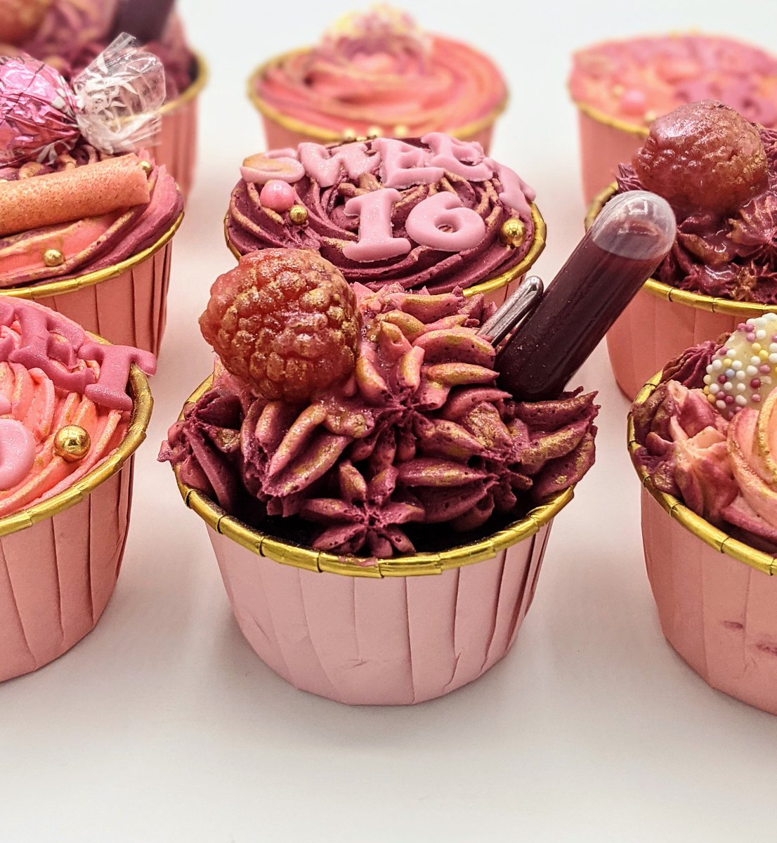 BakehouseBrum's tweet photo. 🎉🎈 Sweet Sixteen. 🌺 There's a whole load of flavour under that pretty two-toned buttercream 😍😍. 
#cupcake #cake #cupcakes #birthdaycake #chocolate #cakes #cakedecorating #cupcakesofinstagram #cookies #buttercream #dessert #birthday https://t.co/PRfZzvHded