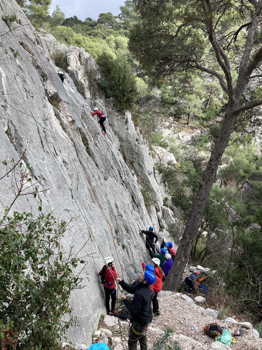 lecozprof's tweet photo. Salles fermées? No souci avec l’@AsPeiresc pleine nature!! Escalade au faron de @VilleDeToulon 😎@UnssNice @UnssVar83 @Sports_gouv @AcademieNice https://t.co/v8V5uCKGCi