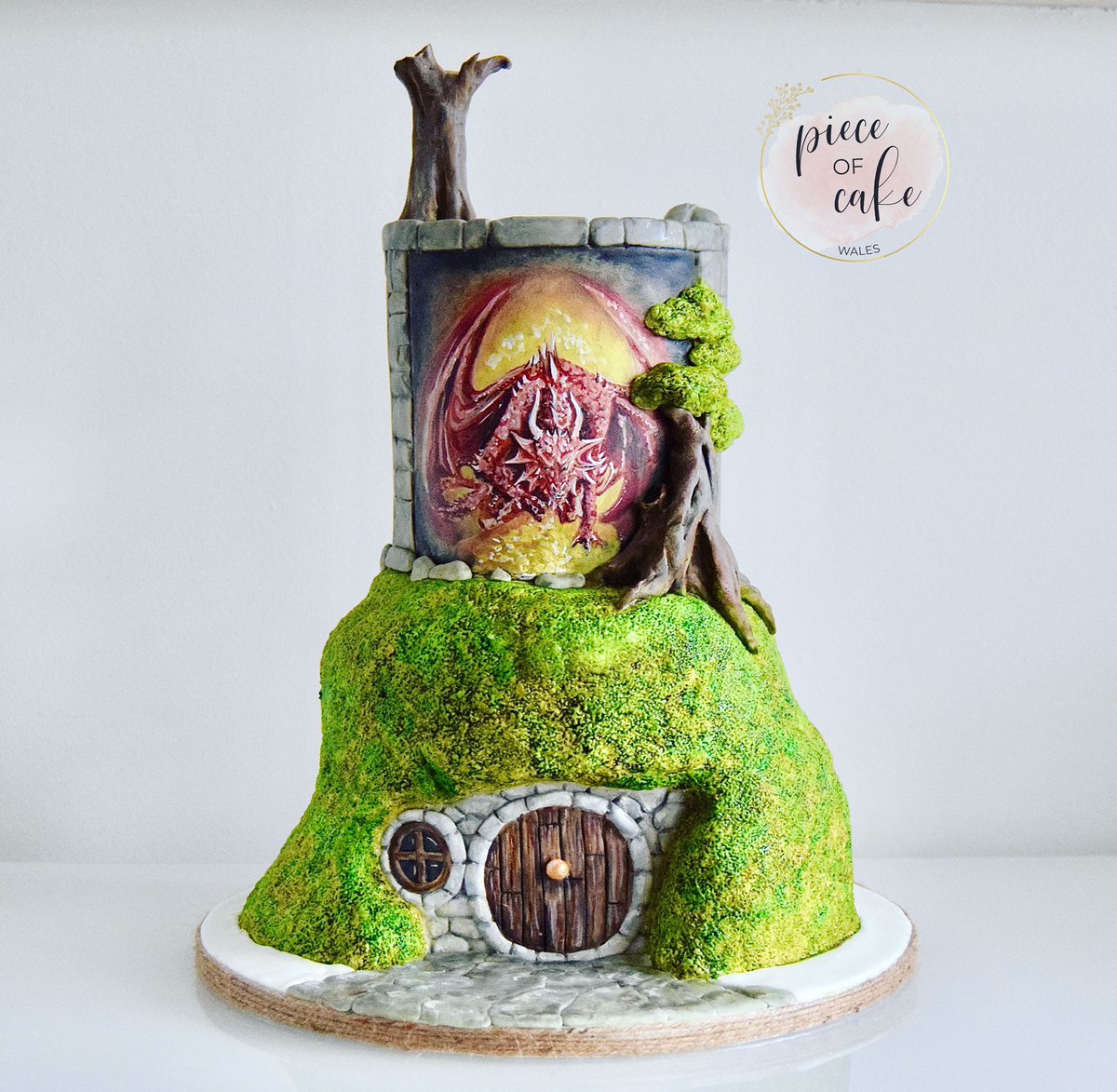 Wales_Cake's tweet photo. THE HOBBIT.
Hobbit House and Smaug guarding his treasure. #handpaintedcake @CakeStuffLtd https://t.co/giljy2Szt8