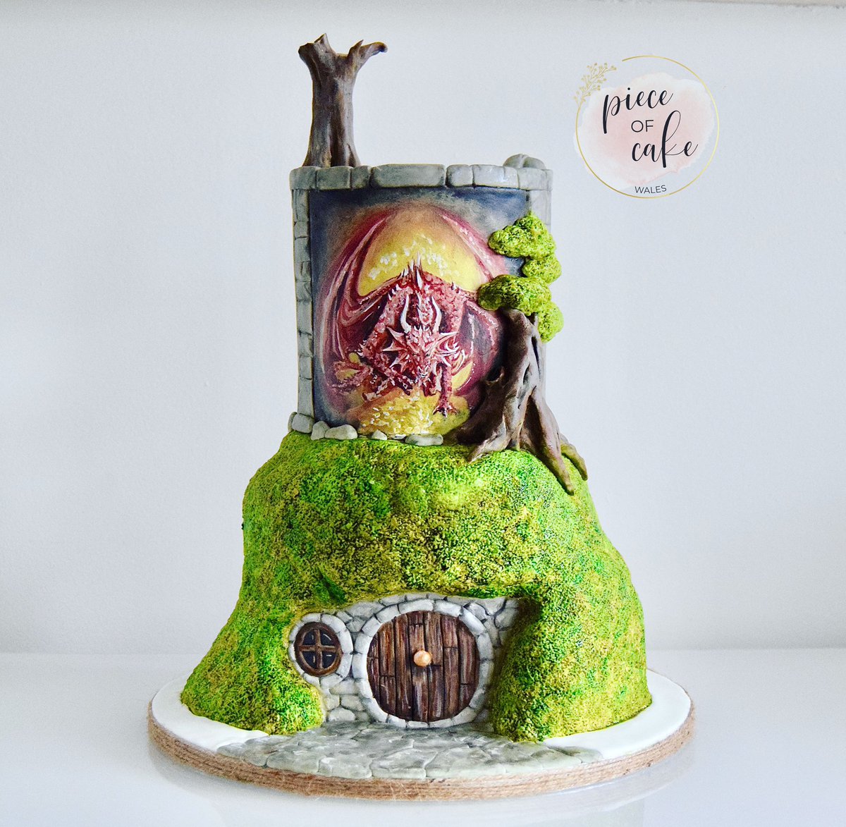 THE HOBBIT.
Hobbit House and Smaug guarding his treasure. #handpaintedcake @CakeStuffLtd