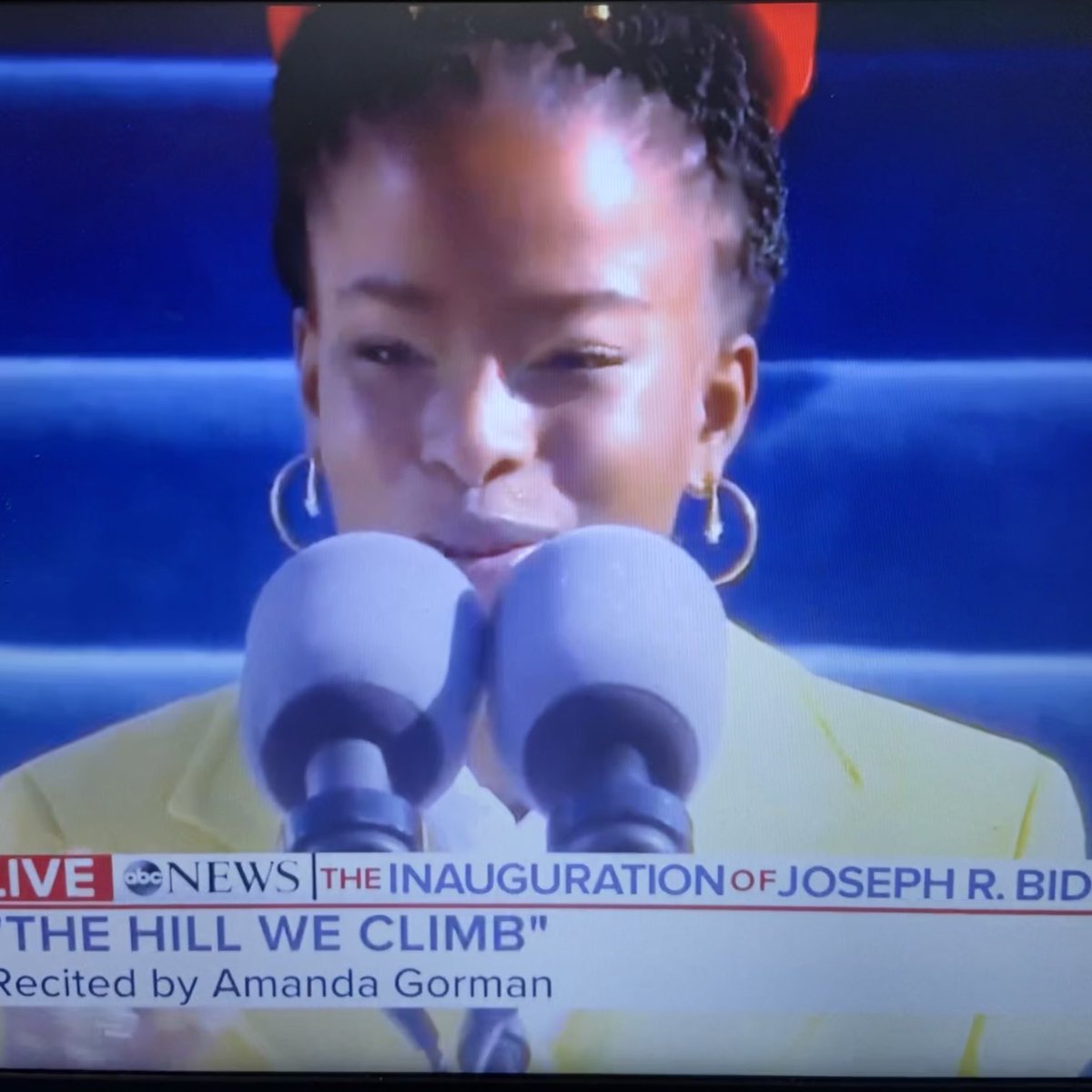 AfricanBHoney's tweet photo. Bee-utiful and inspiring poetry from America’s National Youth Poet Laureate at the 2021 Presidential Inauguration. Words matter. #2021inauguration #bebetter #bthechange https://t.co/xbSIJr4lnQ