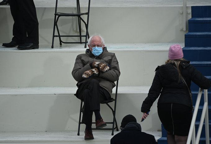 crowdjen's tweet photo. Reminiscent of the Weasleys' Auntie Muriel: "I'm a hundred and seven. Give me a chair." #HarryPotter #InaugurationDay https://t.co/vPEo2My23Y