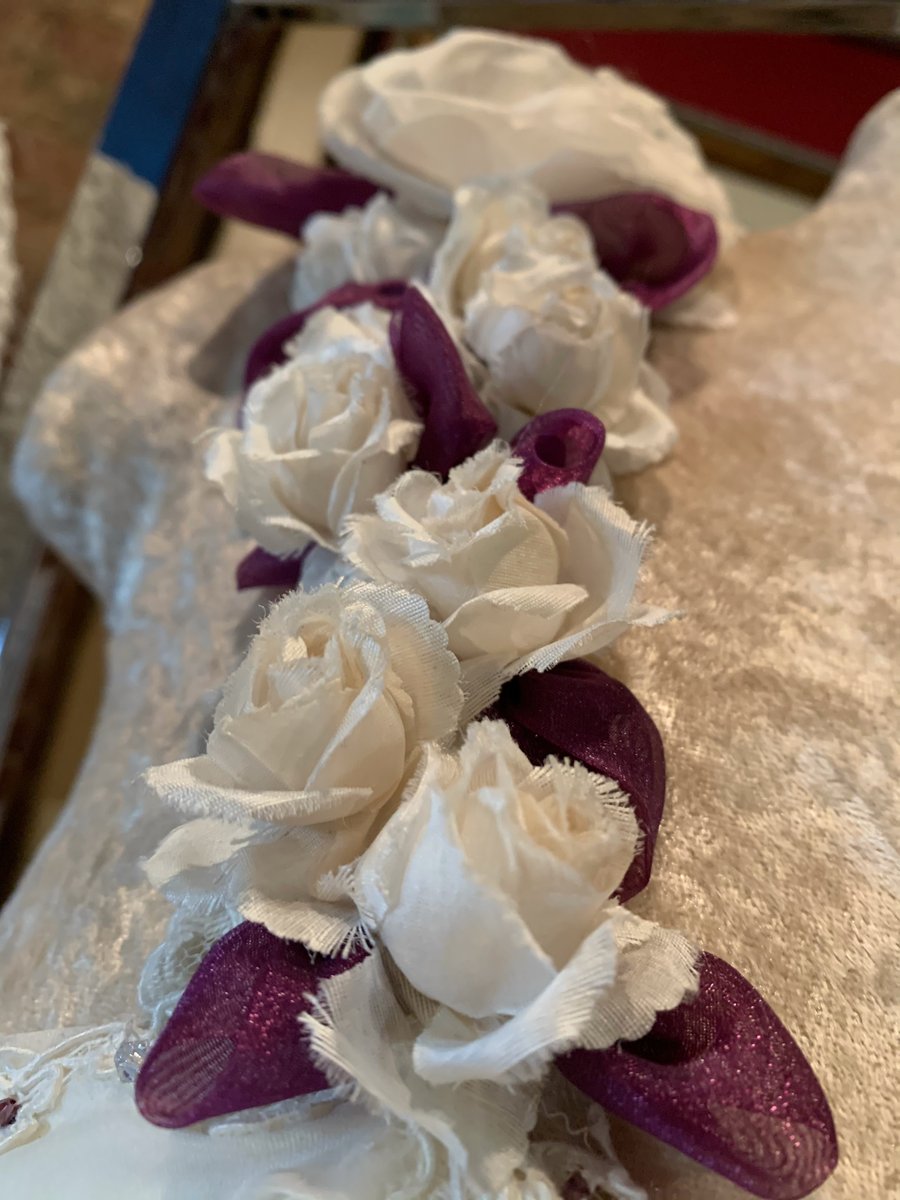 vanlearcustom's tweet photo. Some #maroon and #white details on a #custom gown for your #weddingwednesday 🤍❤️✨ https://t.co/9HVuqll3Cl