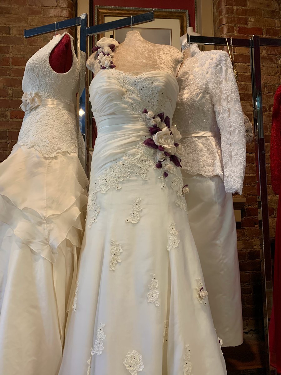 vanlearcustom's tweet photo. Some #maroon and #white details on a #custom gown for your #weddingwednesday 🤍❤️✨ https://t.co/9HVuqll3Cl