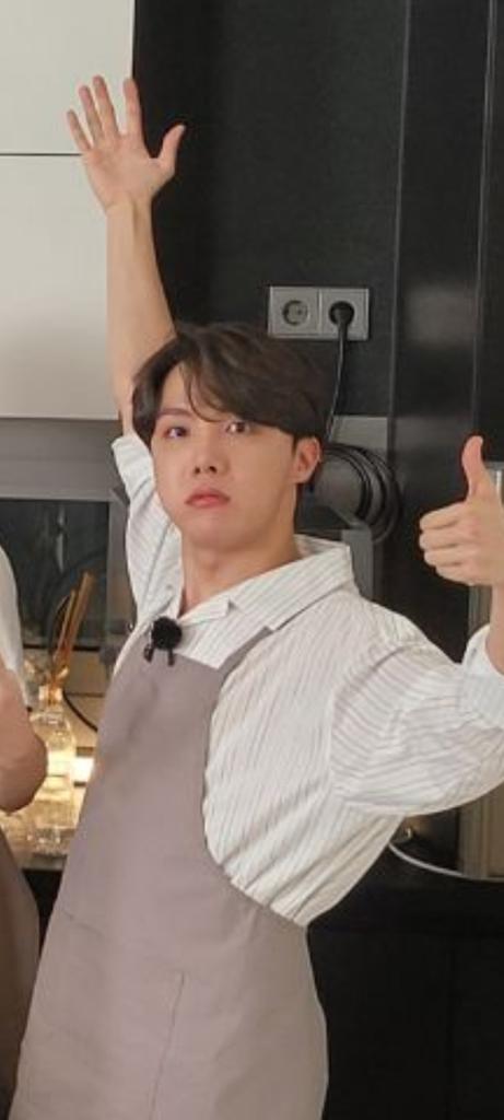 ALORA057's tweet photo. @BTS_twt Hobii HYUNG, your mouth is full.. enjoyed porkieeee...😋😋 https://t.co/sWQTZg5cbv