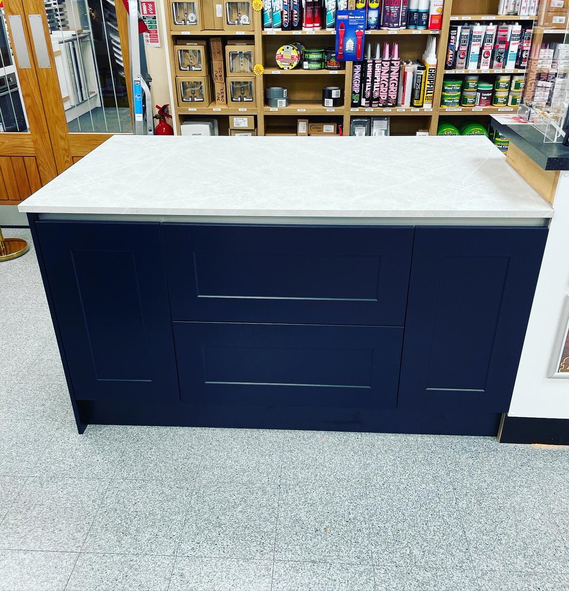JwaBuilding's tweet image. Spent the day at Howdens, derby, Chestergreen today updating their showroom. This is the new Chelford range in Navy using the handless system more photos of the other bits to come next week. #howdens #derby #howdensjoinery #howdenschestergreen #showroom @HowdensJoinery