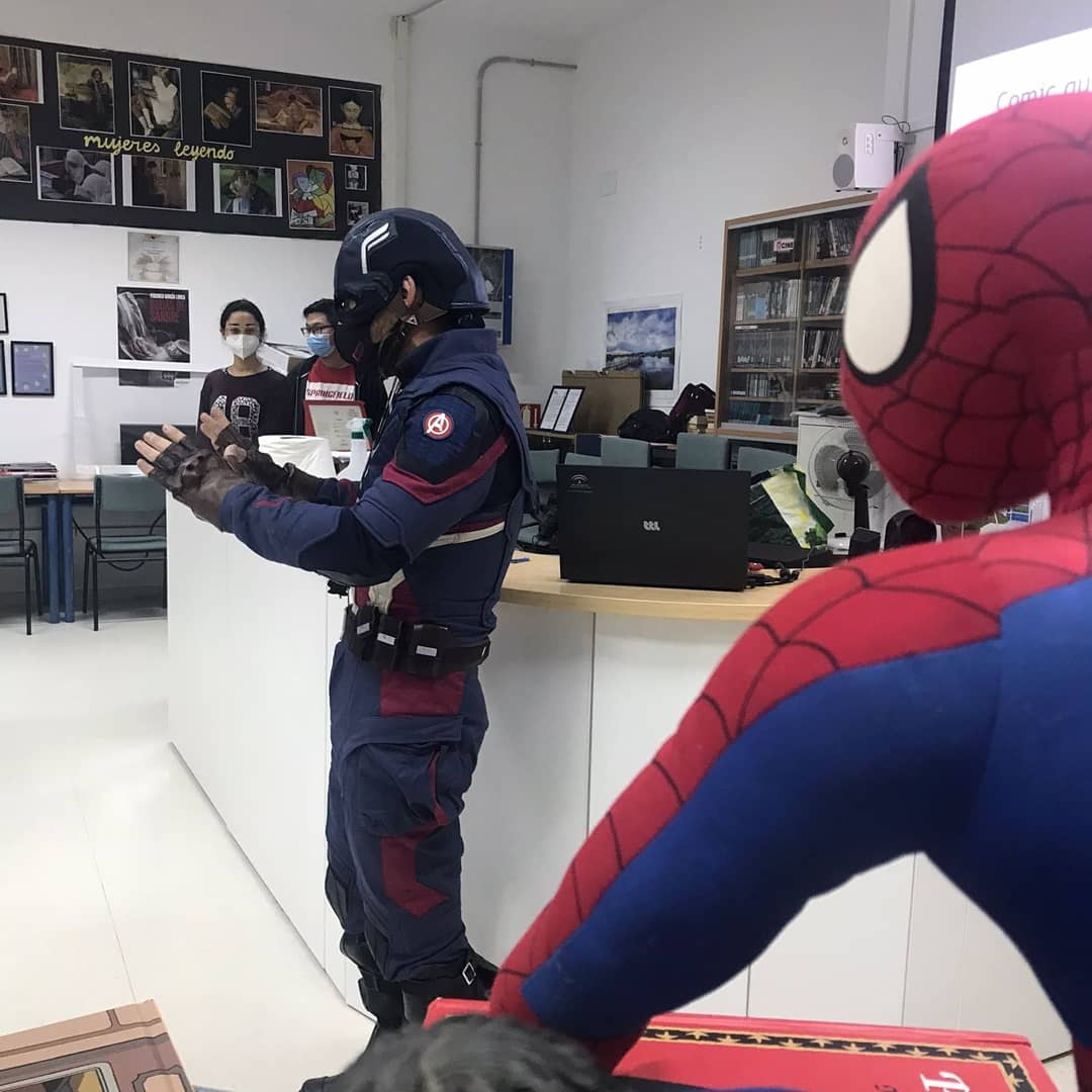 bibliomonte's tweet photo. Hoy hemos recibido en la Biblioteca la visita del mismísimo Capitán América, que, ayudado por dos de nuestros alumnos de Bachillerato expertos en este género,  ha dado una charla sobre #cómics  y #mangas a nuestros alumnos de 1° de ESO I.  #MesdelCómic #IESMonterroso #leermola https://t.co/mW9bn6erGO