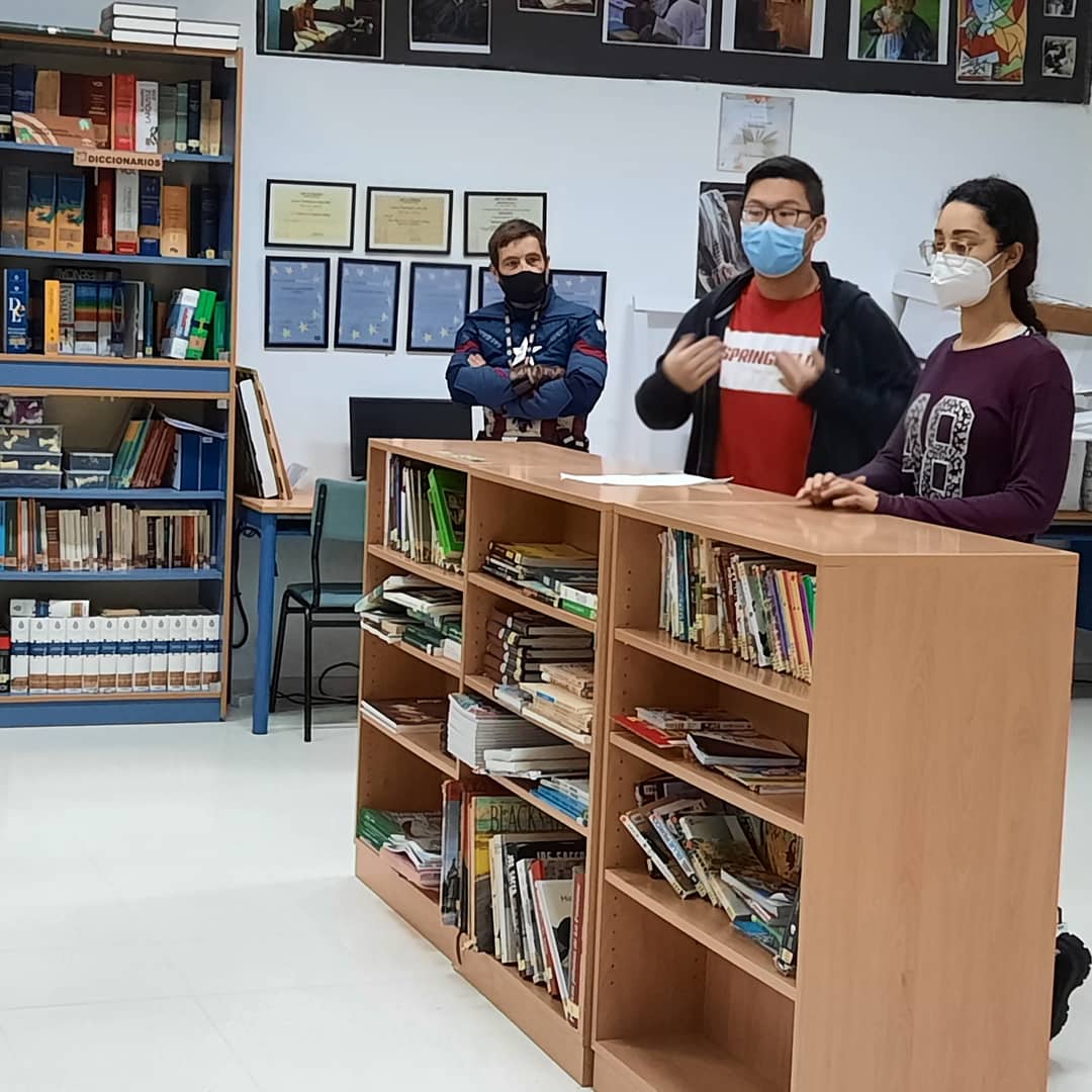 bibliomonte's tweet photo. Hoy hemos recibido en la Biblioteca la visita del mismísimo Capitán América, que, ayudado por dos de nuestros alumnos de Bachillerato expertos en este género,  ha dado una charla sobre #cómics  y #mangas a nuestros alumnos de 1° de ESO I.  #MesdelCómic #IESMonterroso #leermola https://t.co/mW9bn6erGO