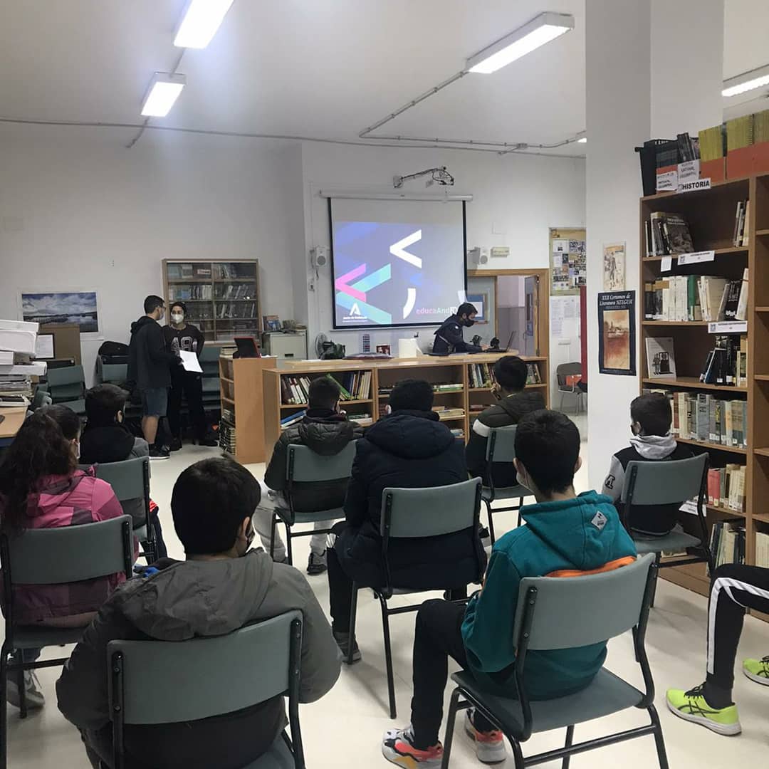 bibliomonte's tweet photo. Hoy hemos recibido en la Biblioteca la visita del mismísimo Capitán América, que, ayudado por dos de nuestros alumnos de Bachillerato expertos en este género,  ha dado una charla sobre #cómics  y #mangas a nuestros alumnos de 1° de ESO I.  #MesdelCómic #IESMonterroso #leermola https://t.co/mW9bn6erGO