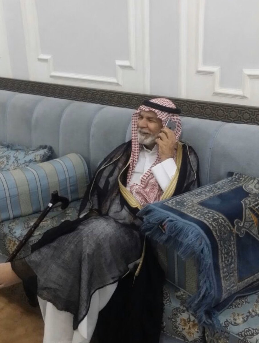 Hammoud_80_'s tweet photo. كنت والله سيّد النّصّاحِ
 كنت تروي قلوب��نا بالوصايا 
وطبيباً مداوياً للجراحِ 
ولبيباً إذا تغلّق باب جاء منك الجواب 

كالمفتاحِ نادرٌ في الرجال 
شهمٌ كريم حسنُ الخَلْقِ ظافرٌ بالمداحِ 
فسلامٌ عليك في كل ليل 
وسلام عليك كل صباحِ
#حمود_ميس_الشمري..رحمه الله https://t.co/ntsU0qRpyD