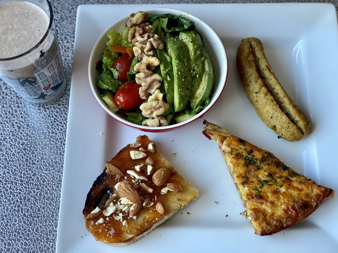 I love homemade food 😋❤️ I love to eat close from nature 🥬 Have a sunshiny day Pole Lovers 🌞 ~☕️🥥🍌🍒🥐🧀🥓☀️🍍~