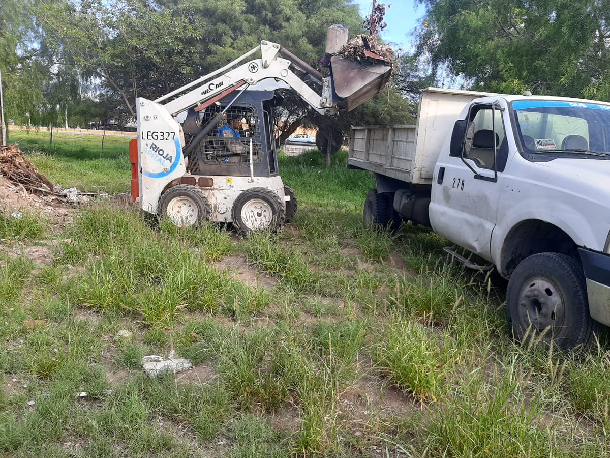 SsPublicosLR's tweet photo. En la avenida Felix de la Colina, dirección de Vías y Accesos erradicó un microbasural en un espacio verde. https://t.co/zg9knXTAYj
